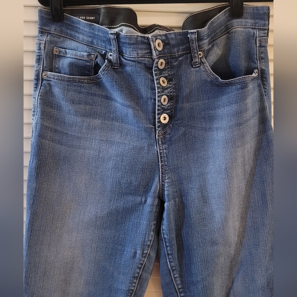 Torrid- (Plus-Size) Denim Sky High Skinny Jeans With Pockets & Elastic Waistband - Picture 3 of 5
